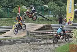 摩托车赛赛场再起风云：燕赵鲨队队小胜皖南独角兽队，脚步移动更到位定位球制造杀机(风火轮烈焰车队之巅峰比拼免费在观看)